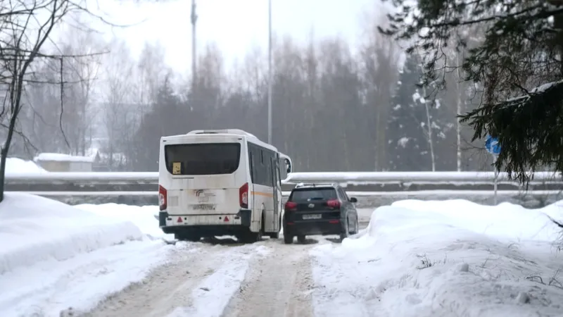 Автобус на обочине трассы М-3 возле поворота на улицу Связистов в Наро-Фоминске
