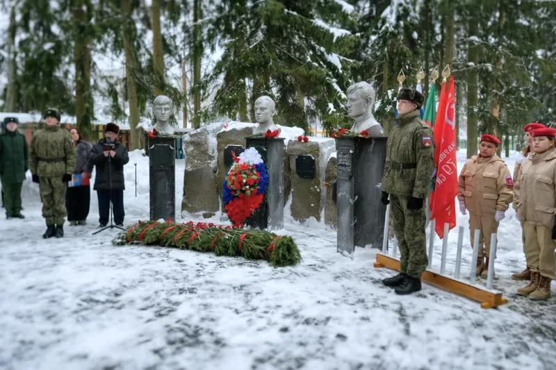 Ветераны боевых действий на церемонии возложения цветов к бюстам героев-афганцев в Калининце.