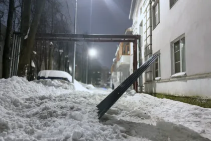 В Наро-Фоминске снег сходит с крыш вместе с листами железа