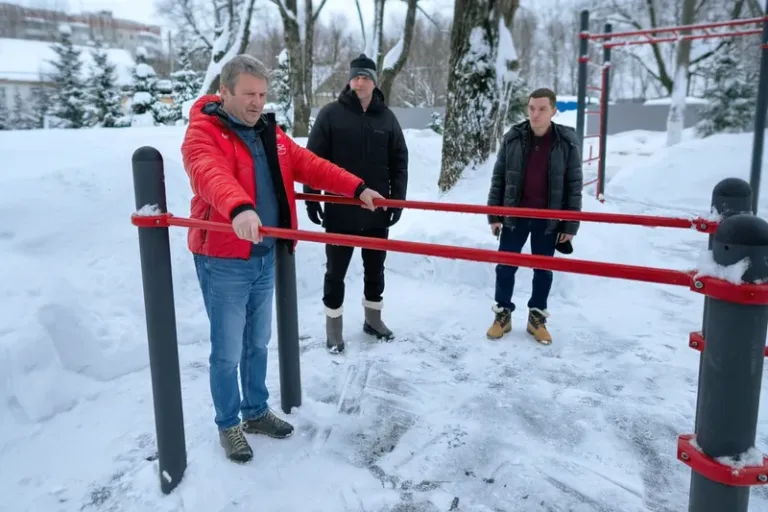 Новые уличные тренажеры на резиновом покрытии в поселке Калининец