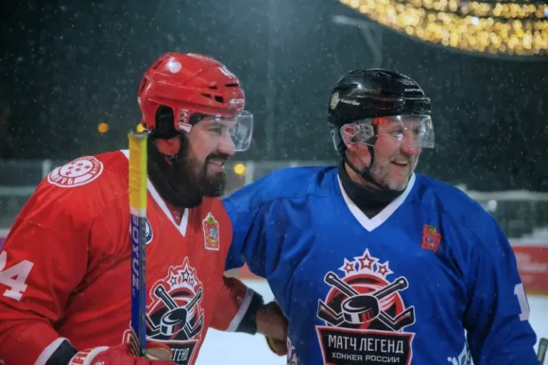 Хоккеисты легендарной сборной и участники матча в Центральном парке Наро-Фоминска