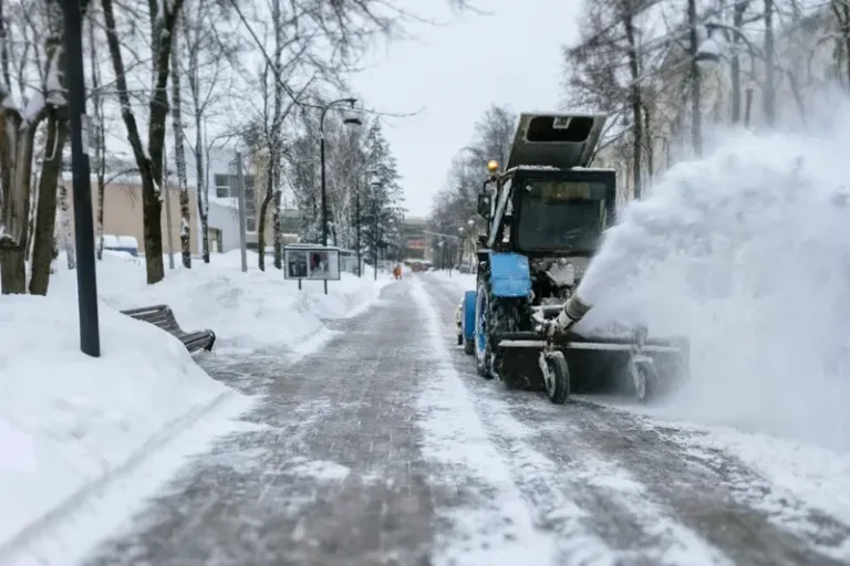 Вид на заснеженный Наро-Фоминск и обледеневшие дороги округа в феврале
