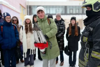 Как потушить пожар: спасатели провели мастер-класс для учеников в Апрелевке