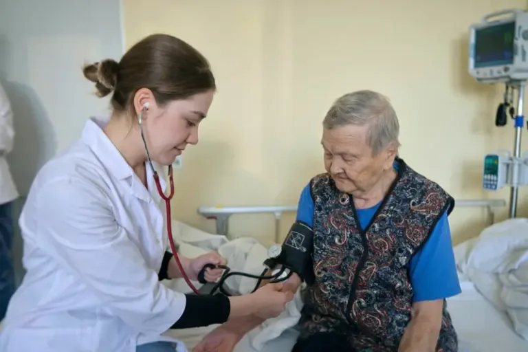 Студенты-медики РУДН и наставник в терапевтическом отделении Апрелевской больницы