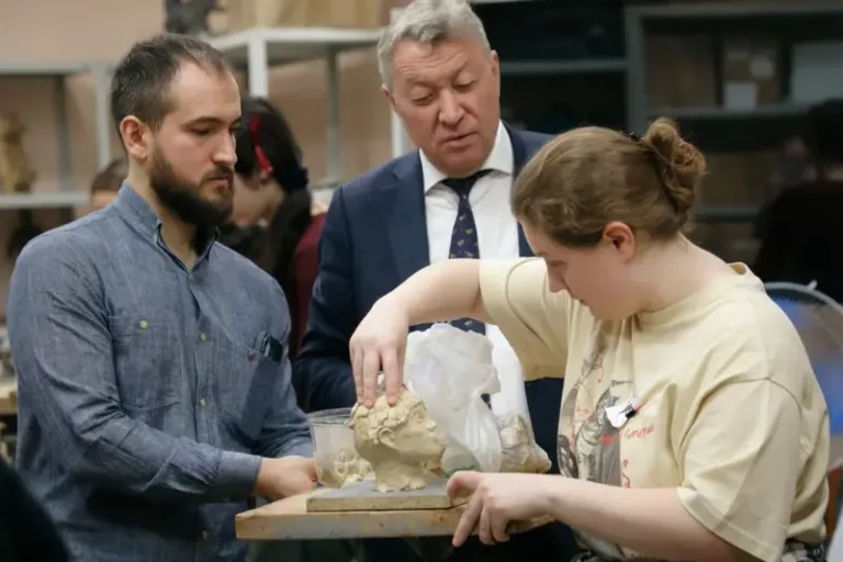 Юный скульптор лепит фигуру человека в национальном костюме на конкурсе в Наро-Фоминске