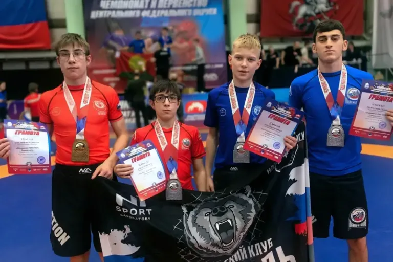 Призеры чемпионата ЦФО по панкратиону из клуба Медведь Наро-Фоминск на пьедестале