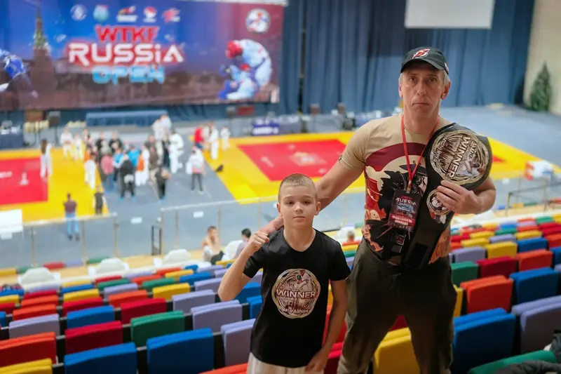 Победитель Первенства России по полноконтактному бою Александр Литвинов с золотой медалью