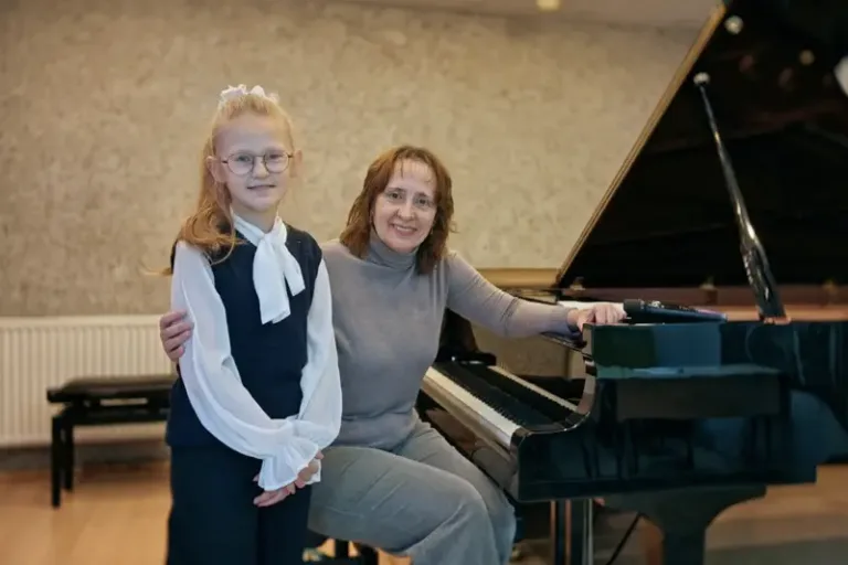 Дарья Мочалова и преподаватель Нонна Кодолова с дипломом конкурса Эпохи в искусстве