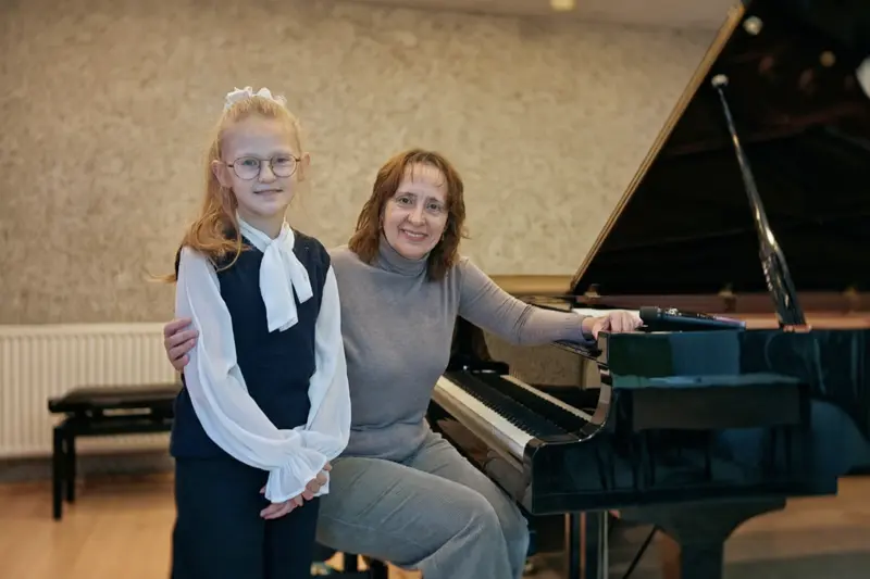 Дарья Мочалова и преподаватель Нонна Кодолова с дипломом конкурса Эпохи в искусстве