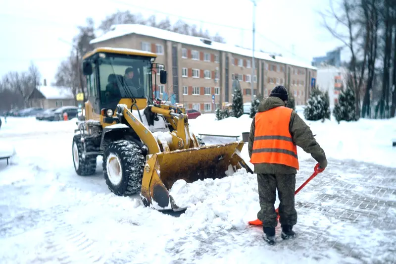Снегоуборочная техника расчищает дорогу в Наро-Фоминском округе во время снегопада от циклона Валли 19 февраля 2026 года