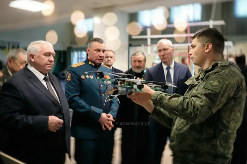 Глава Наро-Фоминского округа Роман Шамнэ на выставке в Кантемировской дивизии