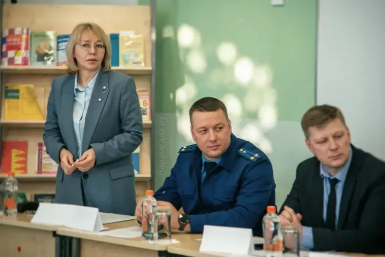 Участники круглого стола в школе № 7 обсуждают безопасность подростков