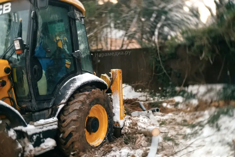 Специалисты Водоканала Наро-Фоминского округа проводят ремонт водопроводной сети с применением спецтехники, февраль 2026