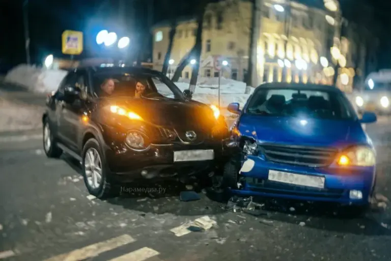 ДТП у Мальково в Наро-Фоминске — столкновение Мазды и Лады на перекрёстке, повреждения передней части обоих автомобилей, вечер 27 февраля 2026