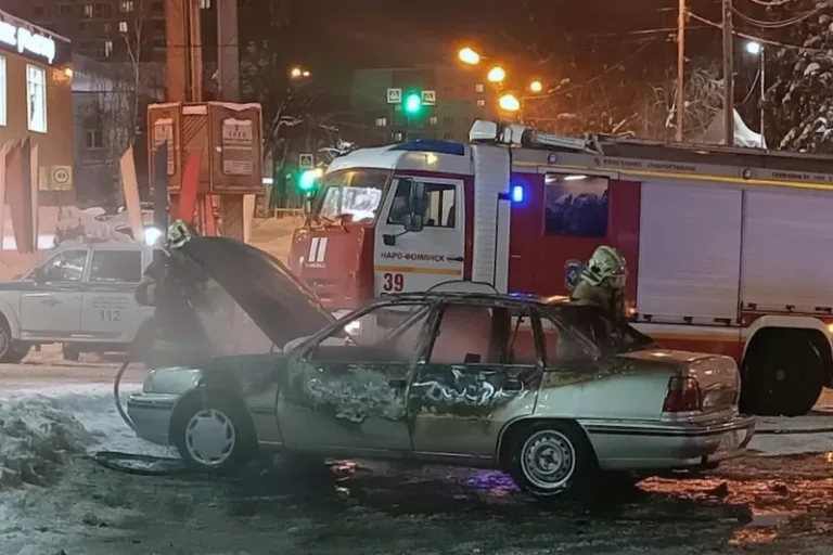 Пожарные тушат горящий автомобиль на улице Володарского в Наро-Фоминске