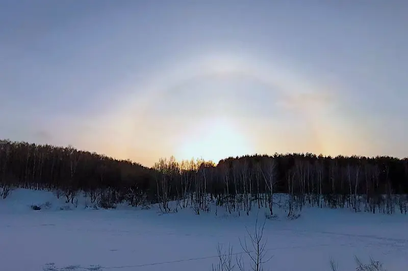 Оптический эффект гало в небе над Наро-Фоминском перед началом метели