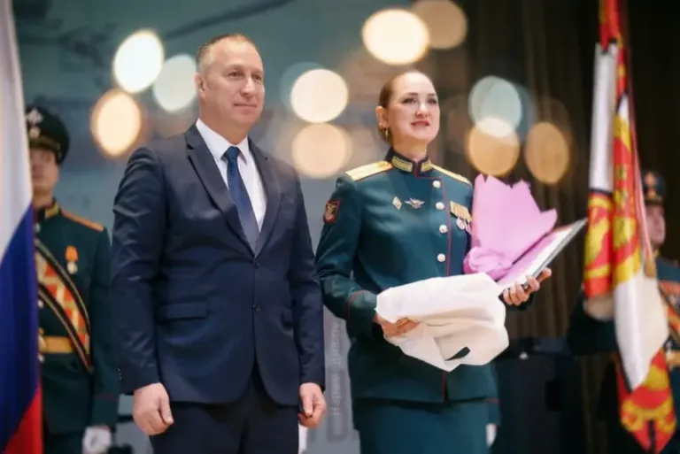 Глава Наро-Фоминского округа Роман Шамнэ вручает награды военнослужащим Кантемировской дивизии