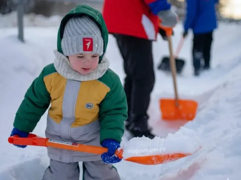 Четырёхлетний мальчик чистит снег лопатой на субботнике у мартиролога в деревне Устье Наро-Фоминского округа