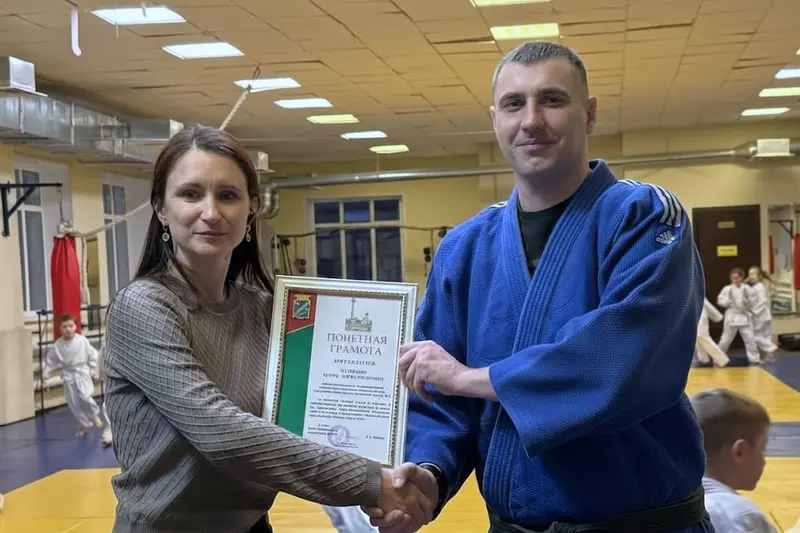 Тренер по дзюдо Игорь Кузнецов получает Почётную грамоту Главы Наро-Фоминского округа на тренировке в Калининце