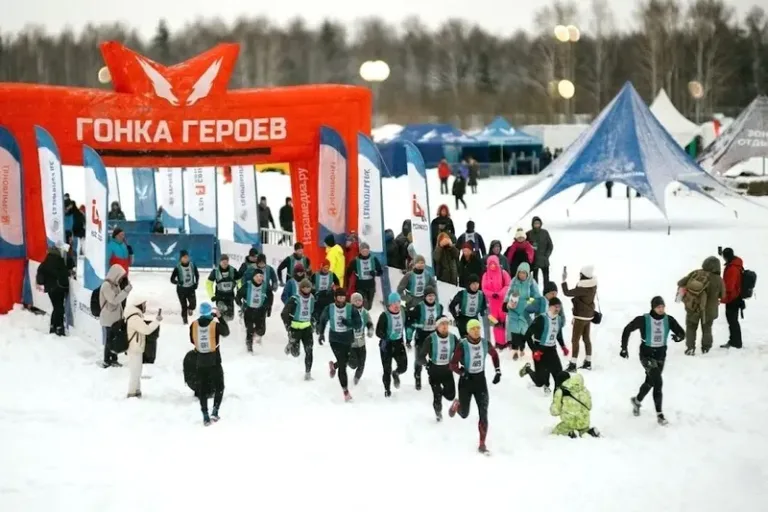 Участники юбилейной Гонки Героев Зима на полигоне Алабино в Наро-Фоминске, февраль 2026