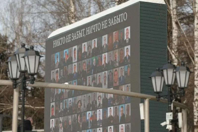 Семьи погибших бойцов СВО у экрана на премьере видеопроекта «Герои СВО» в парке Победы Наро-Фоминска, 23 февраля 2026 года