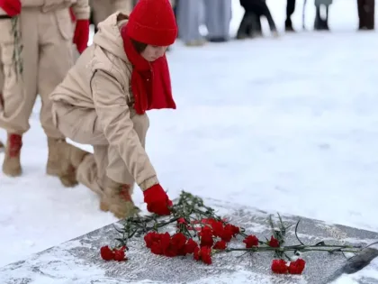 В Апрелевке почтили память защитников Отечества у мемориала «Чёрный тюльпан»