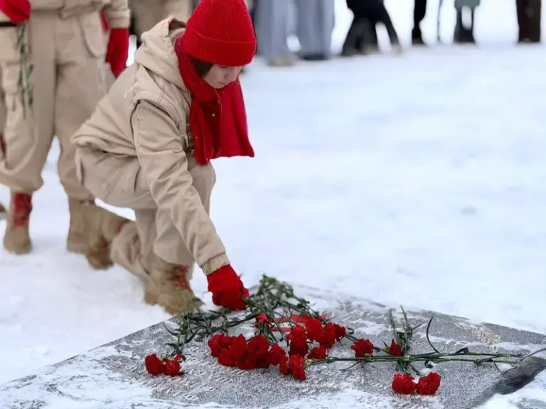 Возложение цветов к мемориалу Чёрный Тюльпан в Апрелевке, 20 февраля 2026, День защитника Отечества