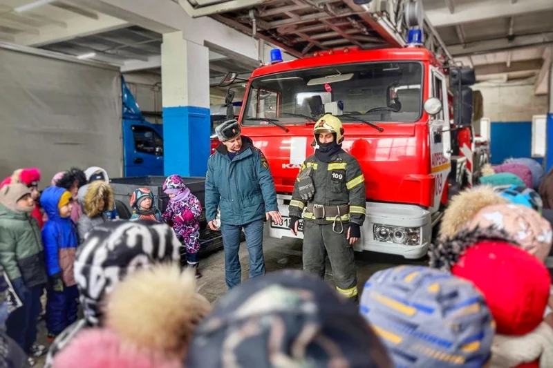 Дошколята из Апрелевки побывали в настоящей пожарной части — и залезли в кабину пожарной машины
