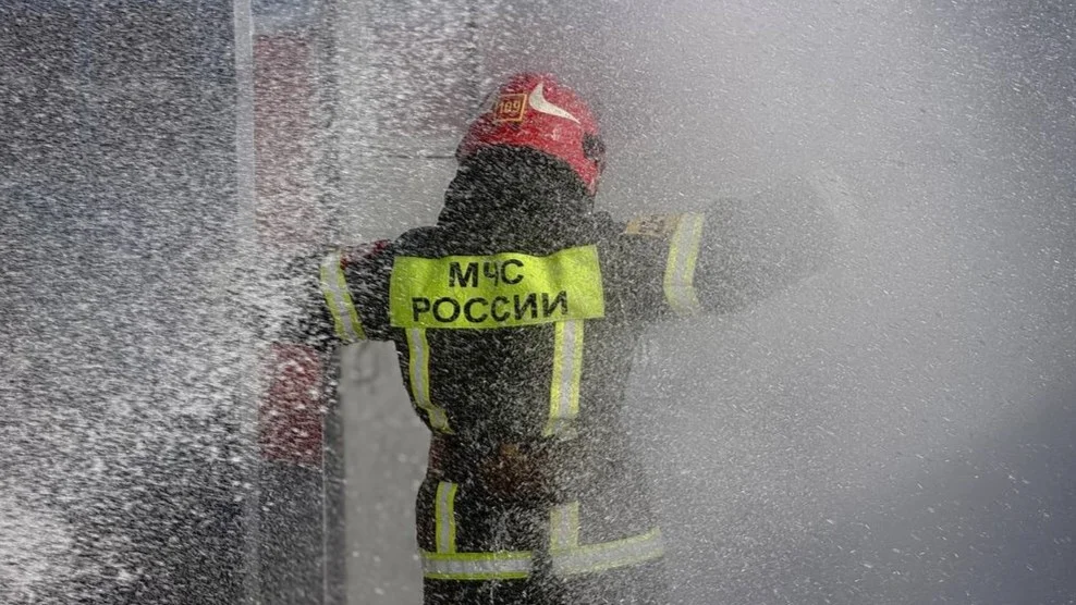 Проводы на пенсию начальника 109-й пожарной части Апрелевки майора Толоконникова — коллеги обливают водой из пожарного ствола