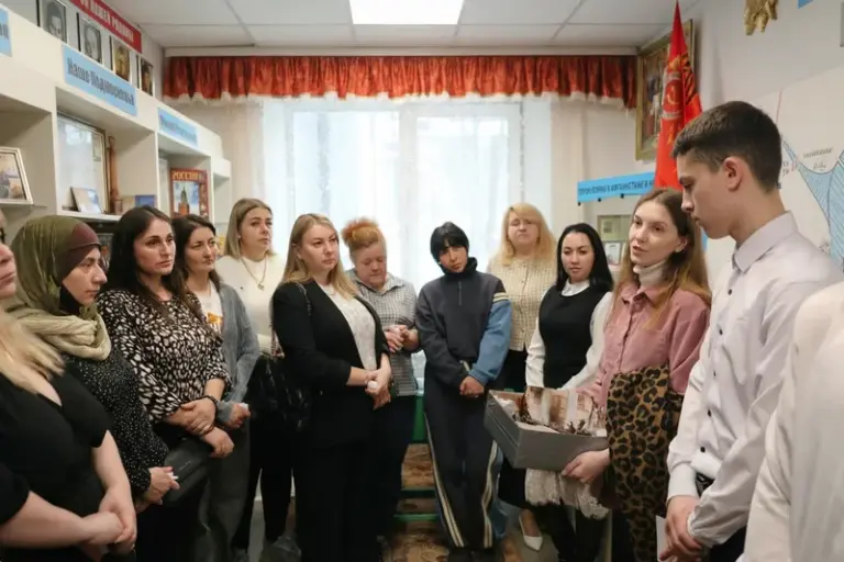 Встреча семей участников СВО в школе №9 Наро-Фоминска — кадеты передают военную диораму школьному музею