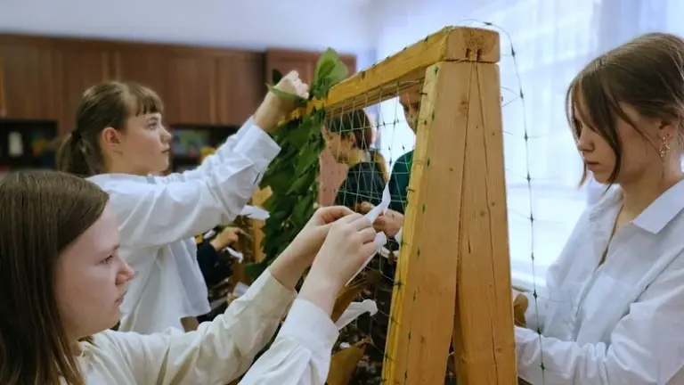 Волонтёры Вереи плетут маскировочные сети с Псалмом 90 для бойцов СВО, Наро-Фоминский округ