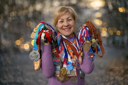 Людмила Чашкина — учитель физкультуры из Селятино держит медали, чемпионка России и Европы среди ветеранов