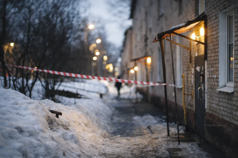 Сосульки и снежные навесы на крыше жилого дома в Подмосковье зимой — предупреждение МЧС