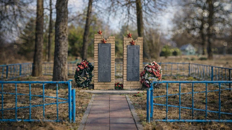 Мемориал братской могилы советских воинов в деревне Любаново Наро-Фоминского округа, две стелы с именами павших защитников Москвы 1941–1942 годов