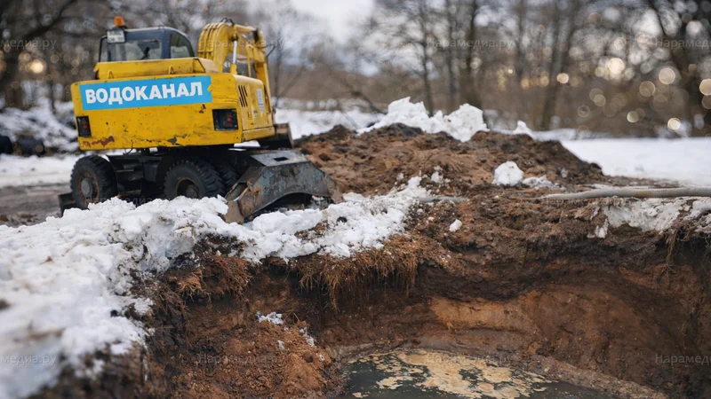 Аварийная бригада водоканала устраняет прорыв канализационного коллектора в парке Воровского, Наро-Фоминск