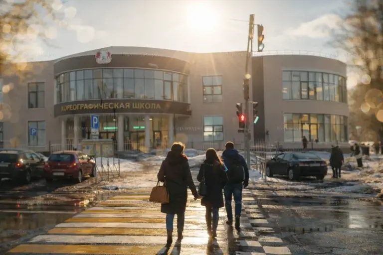 Весенняя погода в Наро-Фоминске — таяние снега на улице города в мартем