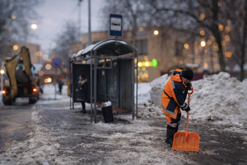 Заснеженная улица Наро-Фоминска в марте, гололедица на тротуаре, пасмурное небо