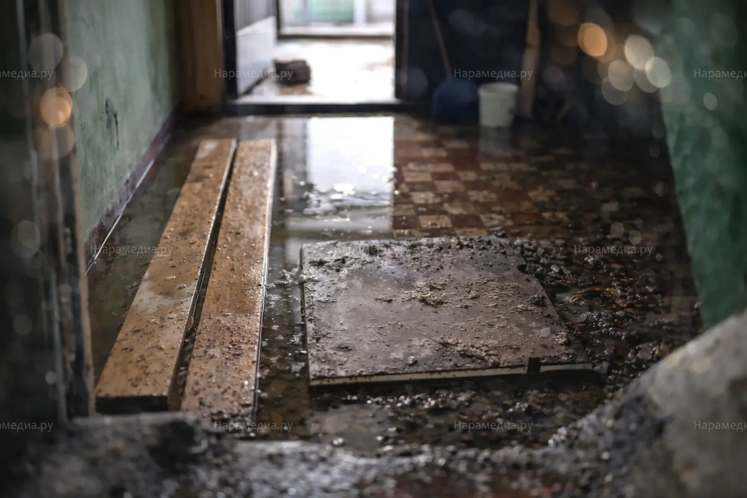 Затопленный канализационными стоками подъезд жилого дома на улице СМП-181 в Наро-Фоминске